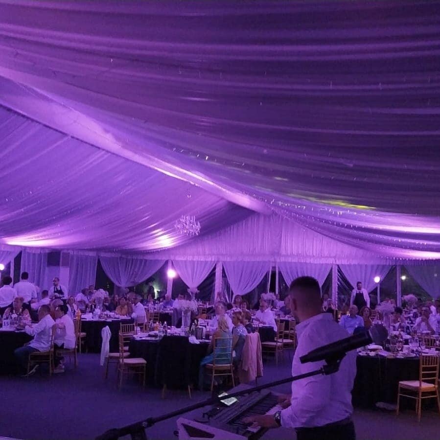 Ljubičasta rasvjeta za vjenčanje - ambijent sale za svadbe