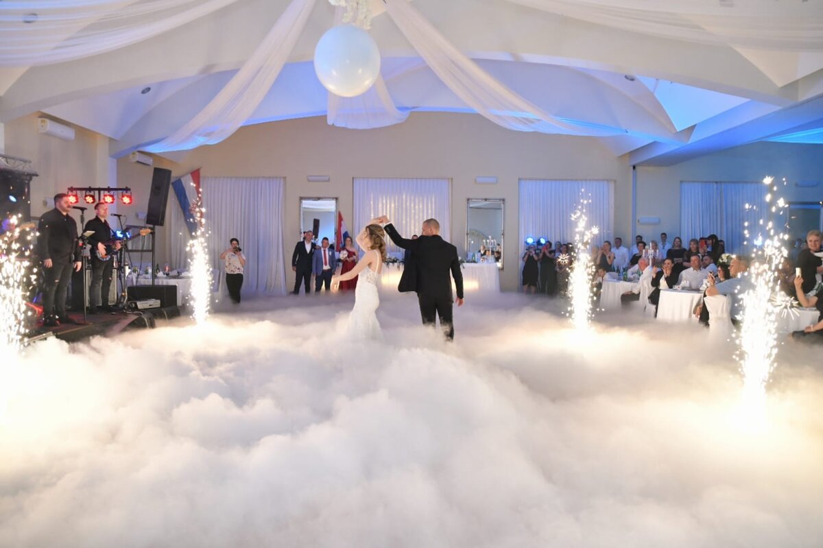 Niski dim i prskalice za prvi ples mladenaca Zagreb