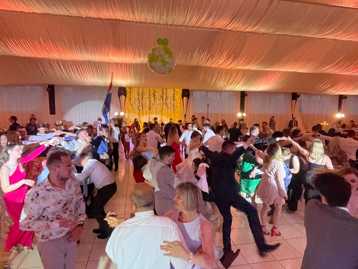 Narančasta topla rasvjeta za vjenčanje atmosfera