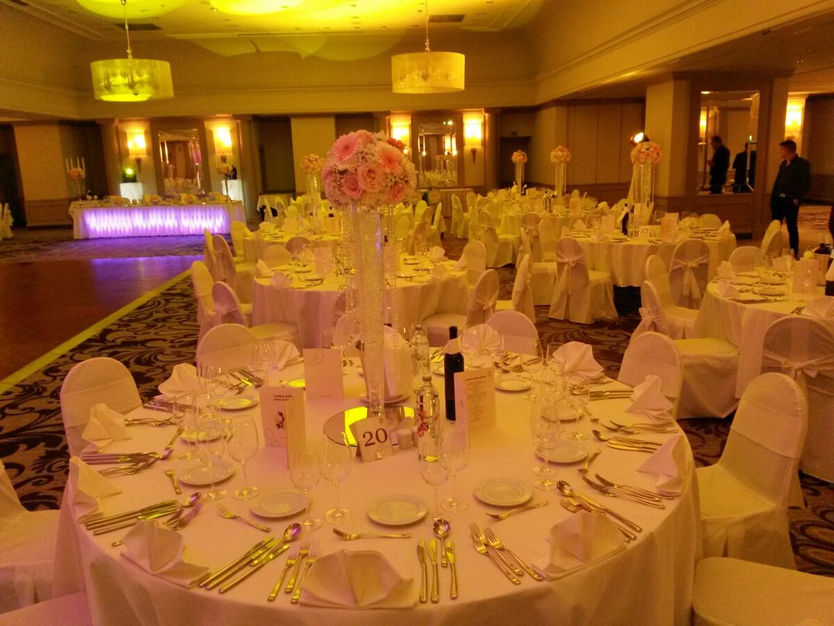 Dekoracija sale za vjenčanje zlatna rasvjeta stolovi