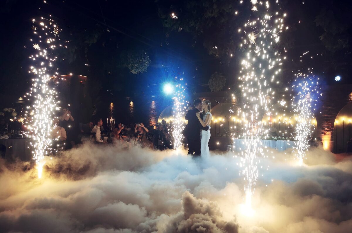 Niski dim i spark fontane outdoor vjenčanje noć