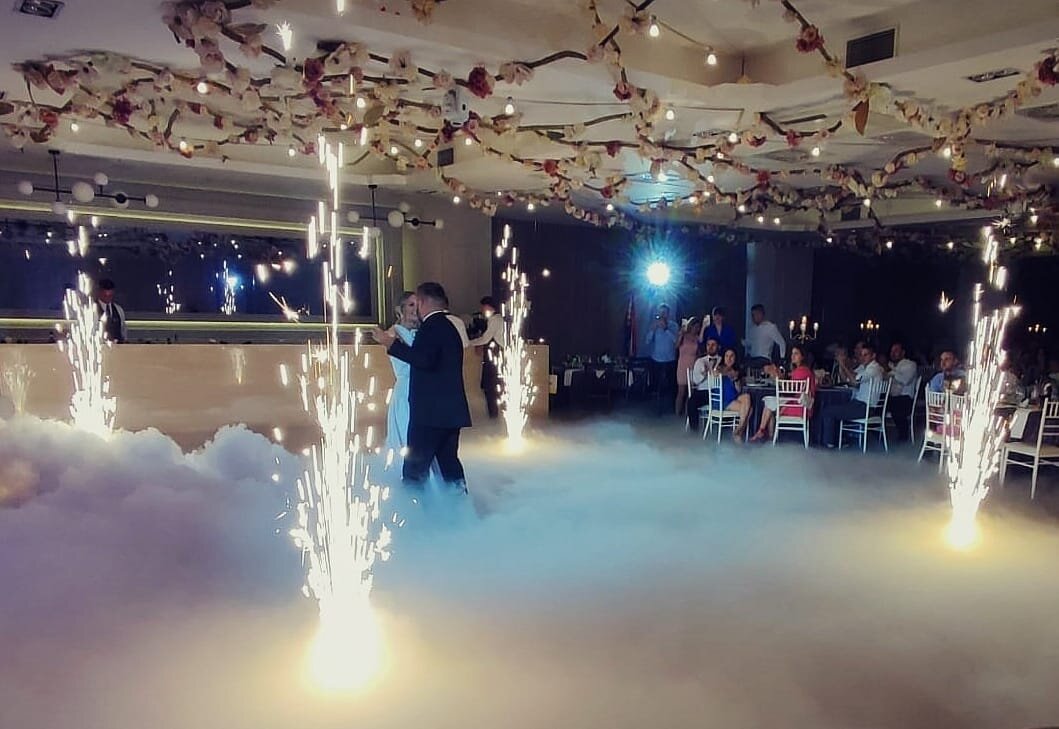 Niski dim spark fontane cvijetna dekoracija vjenčanje