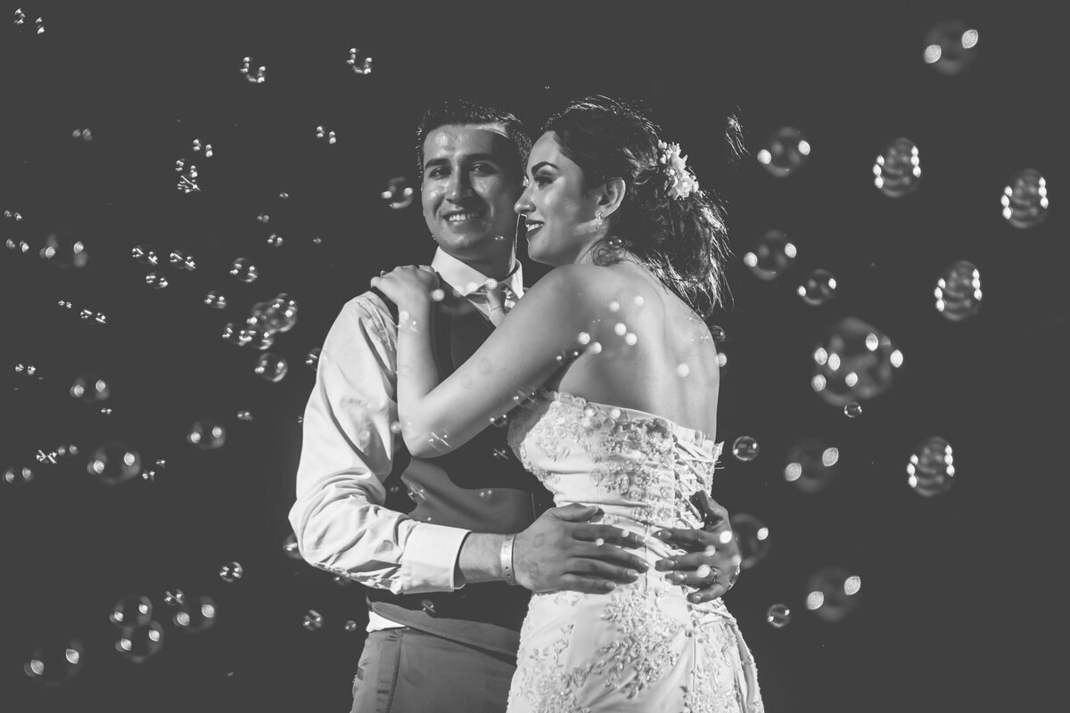 Balončići sapunice i niski dim prvi ples mladenaca romantična atmosfera vjenčanje