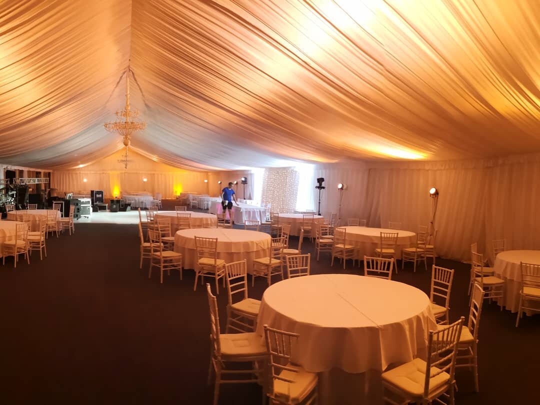 Topla zlatna rasvjeta šator za vjenčanje priprema