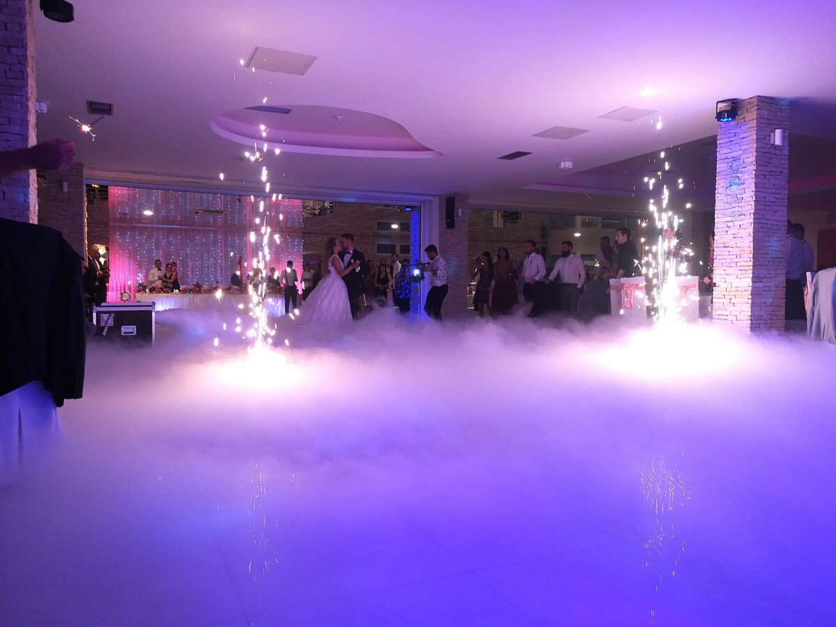 Niski dim spark fontane ljubičasta rasvjeta ples gosti