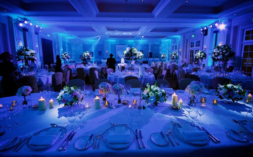 Plava rasvjeta luksuzna dekoracija sale svadba cvijeće