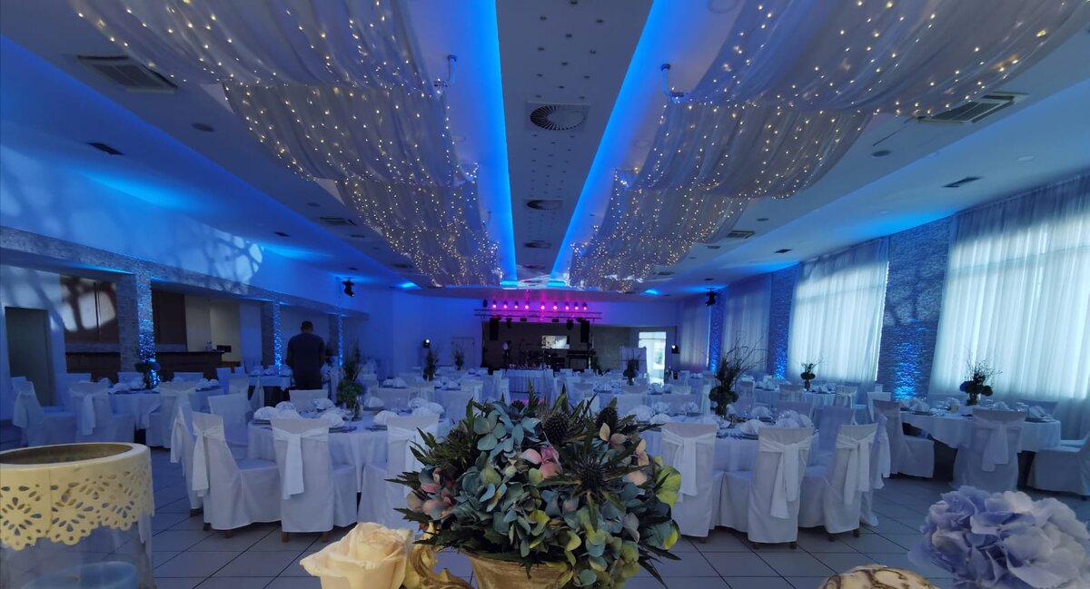 Plava rasvjeta LED lampice zvjezdano nebo sala vjenčanje